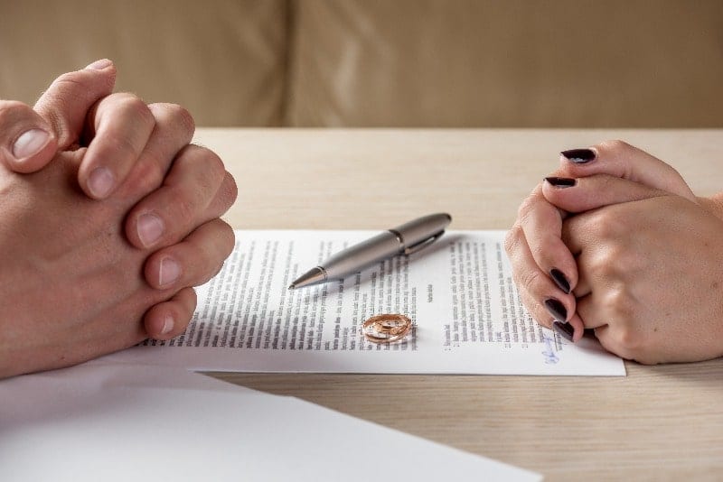 couple divorcing papers